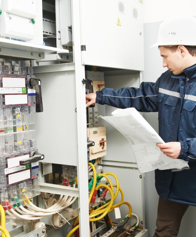 Elektriker beim prüfen des Elektrokastens